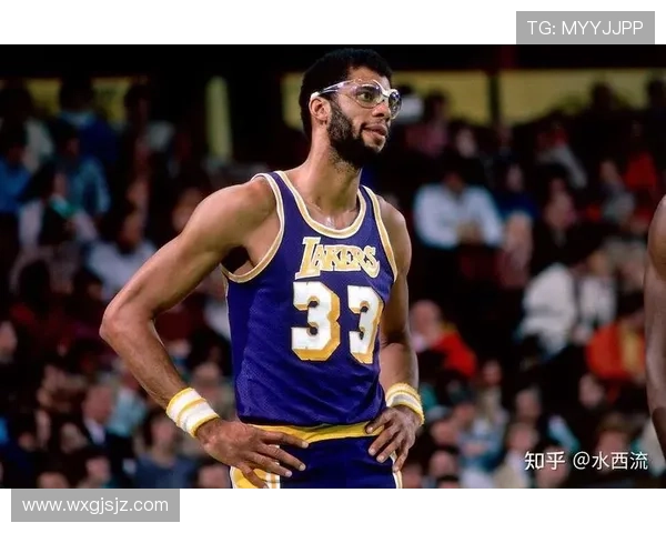 贾巴尔对姚明的评价与两位篮球巨星的传奇之路探讨 贾巴尔对姚明的评价与两位篮球巨星的传奇之路探讨