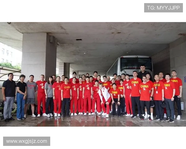 姚明传球合拍展现篮球智慧与团队默契的完美结合 姚明传球合拍展现篮球智慧与团队默契的完美结合